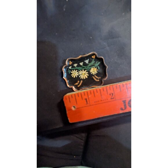 Vintage Toleware Hand-Painted Floral Brooch Pin Black Scalloped Retro Metal 2"x1 - Picture 5 of 5